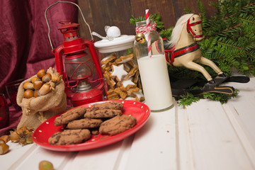 Weihnachtsdeko auf einem Holztisch