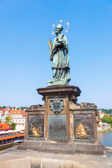 Fototapeta premium religiöse Statue an der Karlsbrücke in Prag