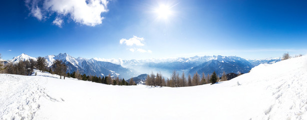 Paesaggio panoramico invernale di montagna