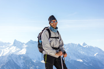 Fototapeta na wymiar Ragazzo osserva panorama in montagna con neve