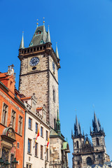 Fototapeta na wymiar Rathausturm und Teynkirche in Prag