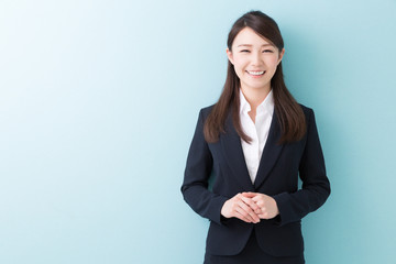 笑顔の女性　ビジネス
