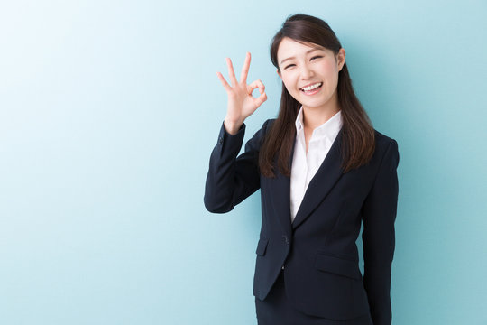 笑顔の女性　ビジネス