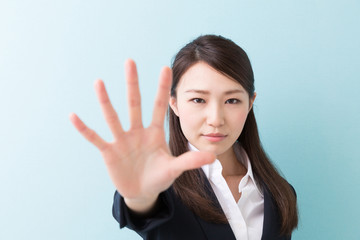若い女性　拒否