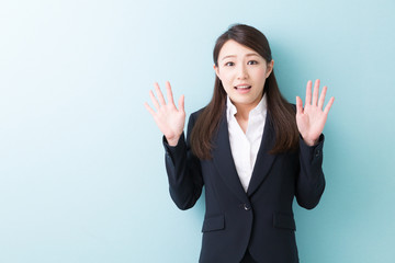 驚く女性　ビジネス