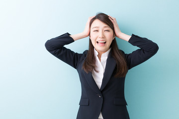 驚く女性　ビジネス