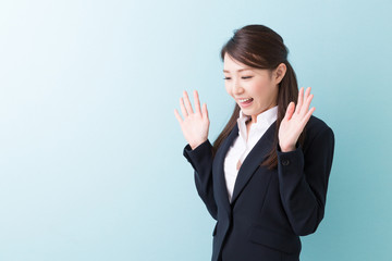 驚く女性　ビジネス
