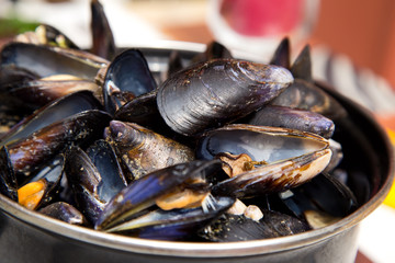 moule mariniere served in a pot.