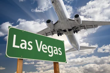 Poster Im Rahmen Las Vegas Green Road Sign and Airplane Above © Andy Dean