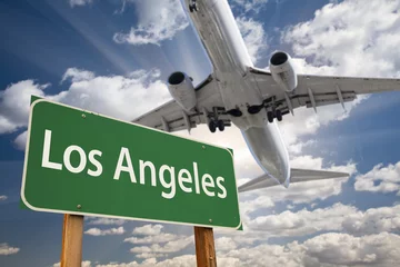 Papier Peint photo Lavable Los Angeles Panneau de signalisation vert de Los Angeles et avion ci-dessus