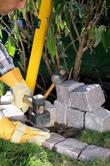 Pflasterarbeiten im Garten,  Weg pflastern