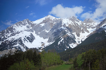 Fototapeta na wymiar Snow-capped mountains against the sky