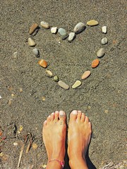 Piedi con cuore di sassi