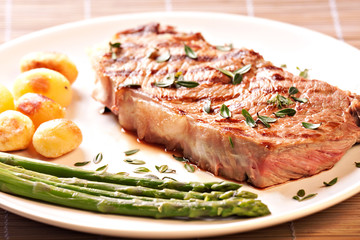 Steak with asparagus and potateos