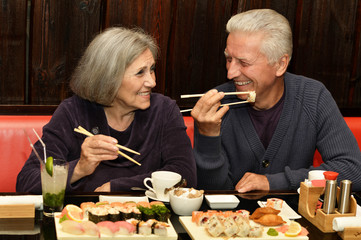 couple eating sushi