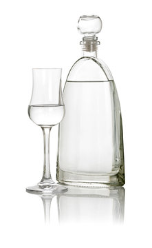 gefülltes Grappaglas mit Flasche