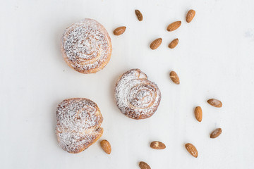 Cinnamon buns with almond