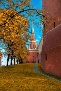 Фрагмент кремлевской стены осенью