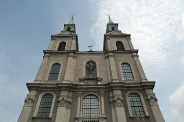 Fototapeta na wymiar Kościelna fasada z wieżami