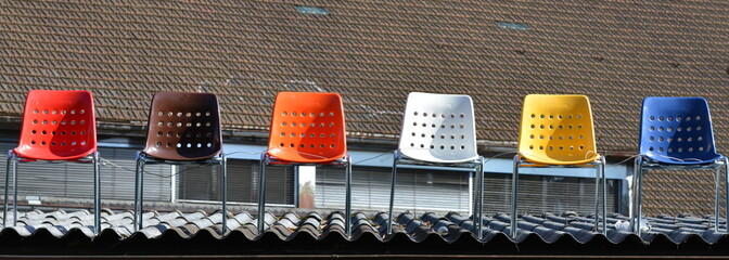 chaises sur un toit