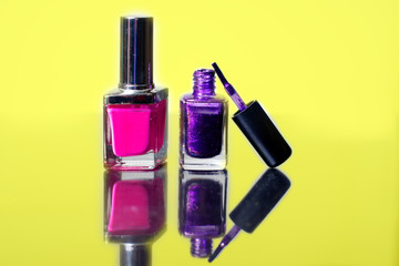 Smalti colorati, sfondo giallo, smalto per unghie rosa e viola