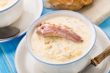 Cheese soup with smoked ribs