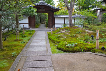圓徳院　唐門に続く小径