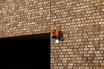 Warnleuchte an Hauswand 