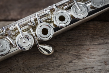 Obraz premium Modern Concert Flute on a Wood Table
