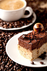 Frisch zubereitete Kaffe  und kaffe kuchen