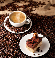Frisch zubereitete Kaffe  und kaffe kuchen