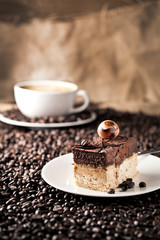 Frisch zubereitete Kaffe  und kaffe kuchen