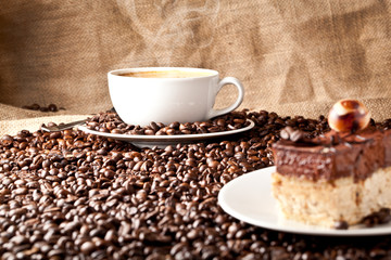 Frisch zubereitete Kaffe  und kaffe kuchen