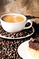 Frisch zubereitete Kaffe  und kaffe kuchen