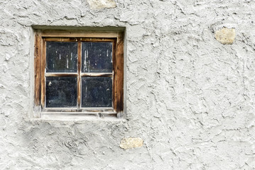 schmutziges Fenster in alter Hauswand