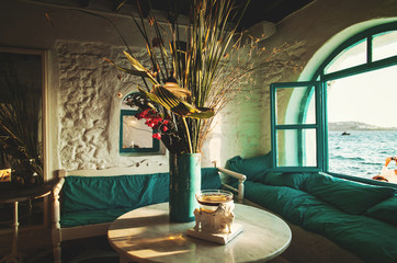 Закат солнца. Вид из красивого греческого кафе