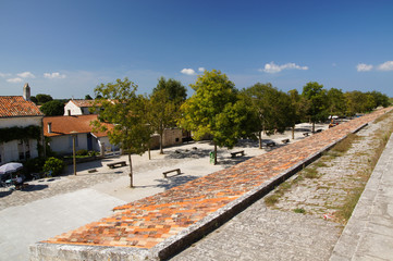 Petite place en contre bas des remparts de Brouage