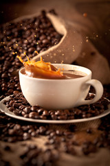 Frisch zubereitete Kaffe  und kaffe kuchen