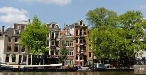 Naklejka premium Colrful canal side in Amsterdam