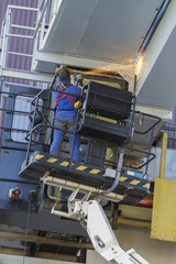 Ouvrier travaillant sur une structure métallique