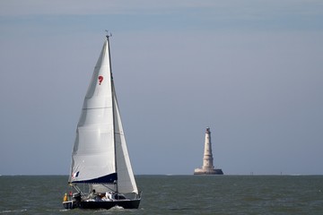 voilier navigant devant le phare de cordouan