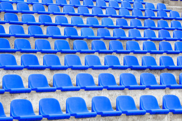 Fototapeta premium plastikowe niebieskie siedzenia na stadionie piłkarskim