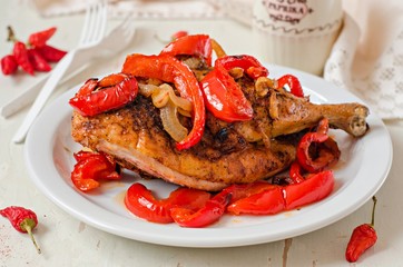 Курица запеченная с паприкой, луком и чесноком