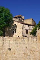 Fototapeta na wymiar village fortifié de Larressingle