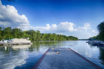 Foto op Canvas boten bij dok op een meer met blauwe lucht © digidreamgrafix