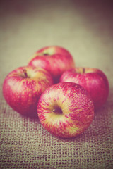 red apples