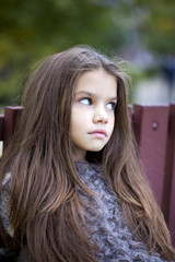 Obraz premium Beautifal little girl in the autumn park
