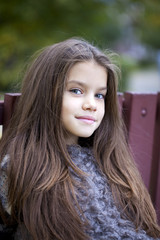 Naklejka premium Beautifal little girl in the autumn park
