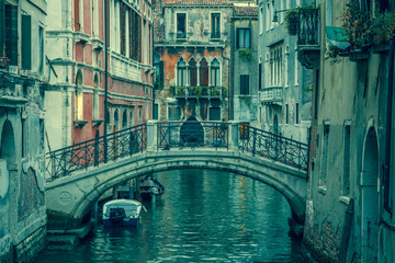 Obraz na płótnie Canvas view into a small canal in Venice at night