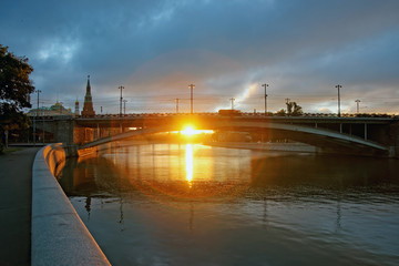 Fototapeta premium First rays of sunlight under the big stone bridge near Kremlin